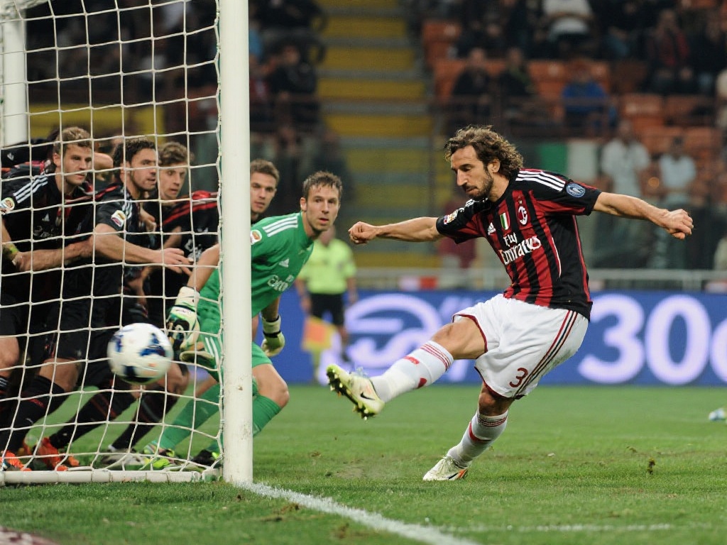 45岁皮尔洛奉绝世弧线！30米任意球完美破门