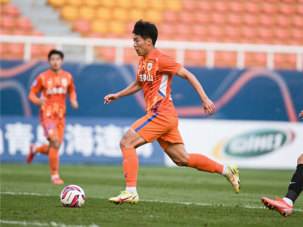 山东泰山主场失守，战平顽强青岛海牛